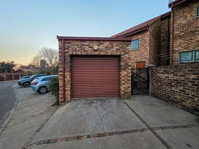 3 Bedroom Townhouse For Sale in Centurion - 8f6s.webp