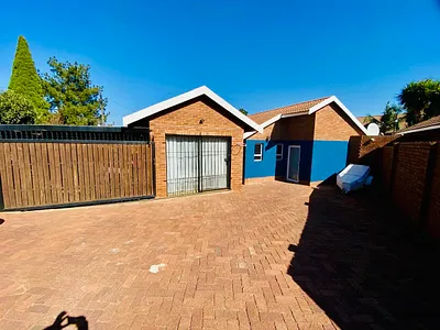 3 Bedroom Townhouse To Rent in Pretoria - t8gR.webp