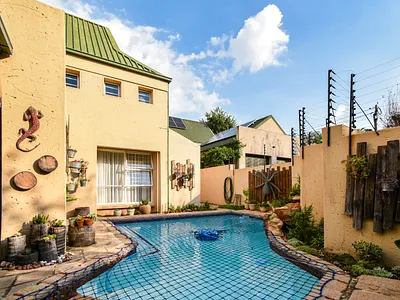4 Bedroom Townhouse For Sale in Pretoria - HNIv.webp