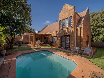 3 Bedroom Townhouse For Sale in Pretoria - 1mal.webp