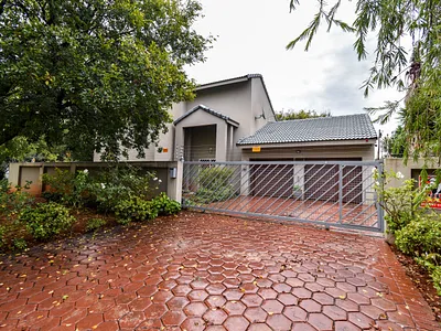 3 Bedroom Townhouse For Sale in Pretoria - del4.webp