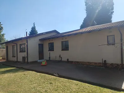 3 Bedroom House To Rent in Roodepoort - 6JCm.webp