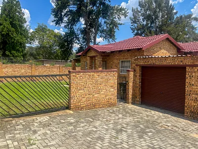 3 Bedroom Townhouse For Sale in Roodepoort - dP9Y.webp
