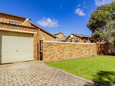 2 Bedroom Townhouse For Sale in Roodepoort - img