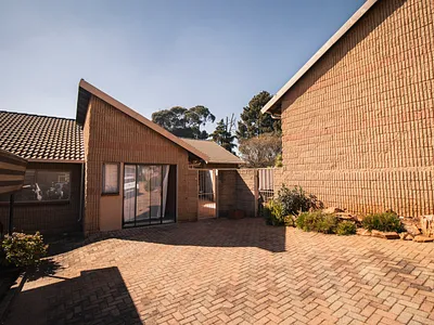 3 Bedroom Townhouse For Sale in Roodepoort - img