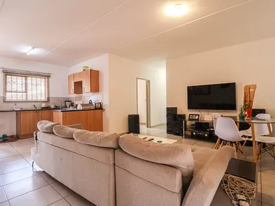 3 Bedroom Apartment For Sale in Roodepoort - img