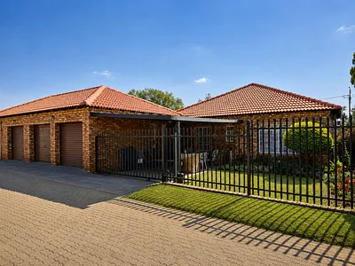 3 Bedroom Townhouse For Sale in Akasia - img