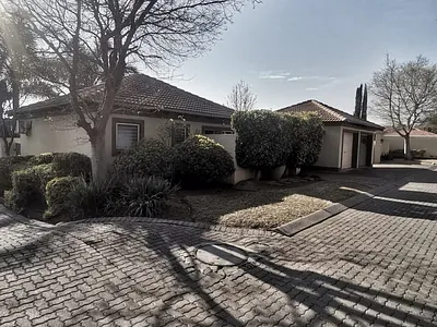 2 Bedroom Townhouse To Rent in Pretoria - JQuV.webp