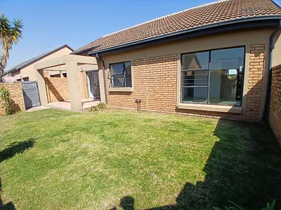 3 Bedroom Townhouse To Rent in Pretoria - 9qSd.webp