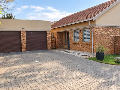 2 Bedroom Townhouse For Sale in Pretoria - 0DMp.webp