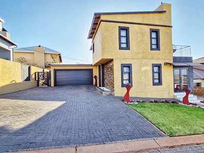 4 Bedroom House For Sale in Akasia - udzU.webp