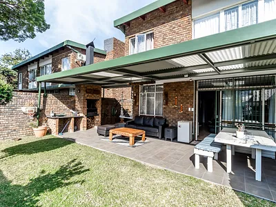 3 Bedroom Townhouse For Sale in Pretoria - P2dL.webp