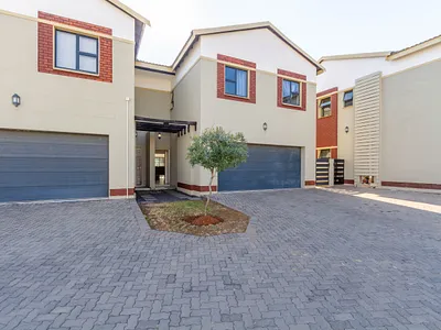 4 Bedroom Townhouse For Sale in Pretoria - ot49.webp