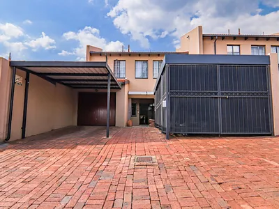 3 Bedroom Townhouse For Sale in Centurion - 5L8O.webp