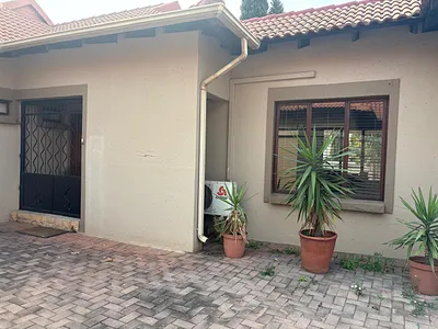 3 Bedroom Townhouse To Rent in Pretoria - 6IKc.webp
