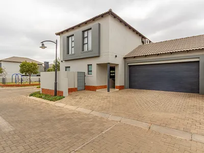 3 Bedroom Townhouse For Sale in Pretoria - XMVj.webp