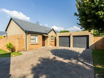 3 Bedroom Townhouse For Sale in Pretoria - 6liW.webp