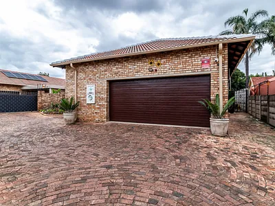 3 Bedroom Townhouse For Sale in Pretoria - 5MT6.webp
