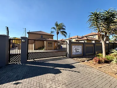3 Bedroom Townhouse For Sale in Pretoria - waJc.webp