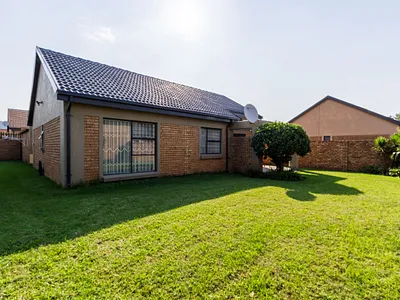 3 Bedroom Townhouse For Sale in Pretoria - YRbK.webp