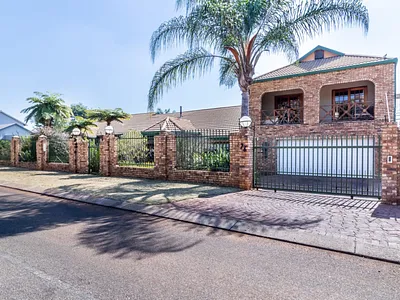 6 Bedroom House For Sale in Akasia - Fvut.webp