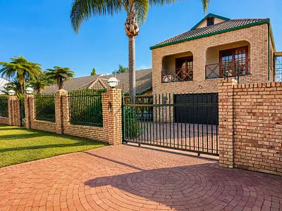 6 Bedroom House For Sale in Akasia - jn8V.webp