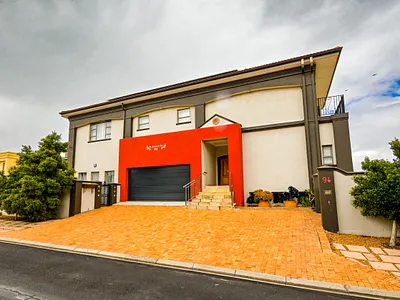 5 Bedroom House For Sale in Strand - p5Nu.webp