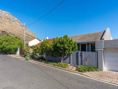 2 Bedroom House For Sale in Cape Town - EAM1.webp