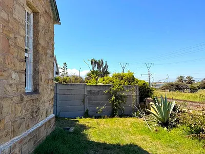 1 Bedroom House To Rent in Muizenberg, Cape Town - 49SF.webp