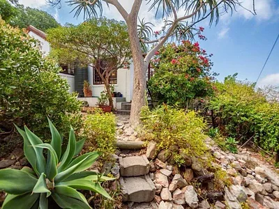 2 Bedroom House To Rent in Muizenberg, Cape Town - img