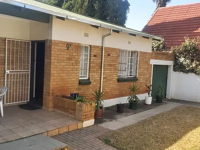 4 Bedroom House To Rent in Johannesburg - S7Q6.webp