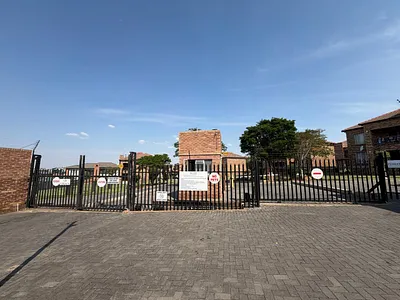 2 Bedroom Apartment For Sale in Midrand - 8kWI.webp