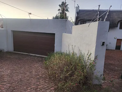 3 Bedroom House To Rent in Sandton - fNEn.webp