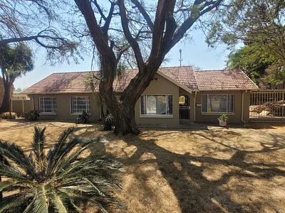 4 Bedroom House For Sale in Akasia - img