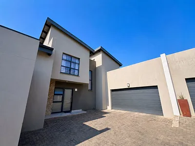 3 Bedroom Townhouse For Sale in Pretoria - kI5B.webp