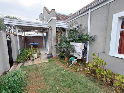 2 Bedroom Townhouse To Rent in Pretoria - ApE3.webp