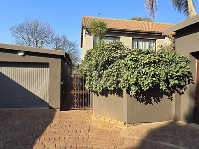 4 Bedroom Apartment For Sale in Pretoria - img