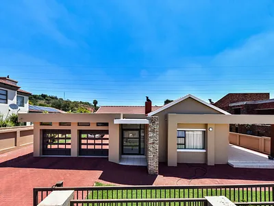 4 Bedroom House For Sale in Akasia - img