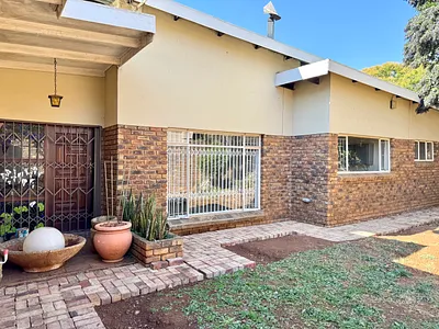 5 Bedroom House For Sale in Pretoria - 8UHi.webp