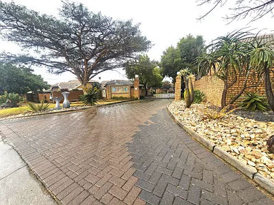 2 Bedroom Townhouse For Sale in Pretoria - 9Kf4.webp