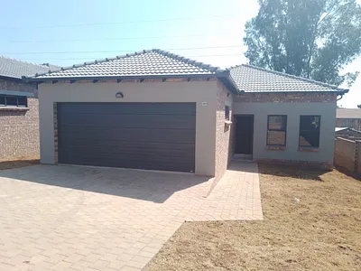 3 Bedroom Townhouse For Sale in Witbank - YilT.webp