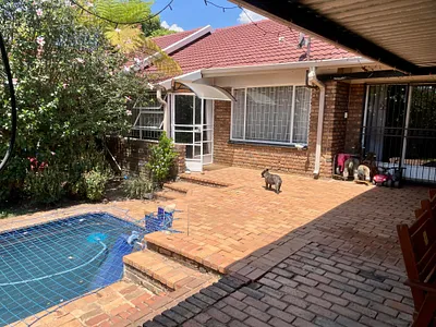 3 Bedroom Townhouse For Sale in Pretoria - 8FdF.webp
