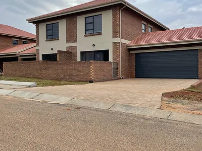 3 Bedroom Townhouse For Sale in Witbank - 6JE4.webp