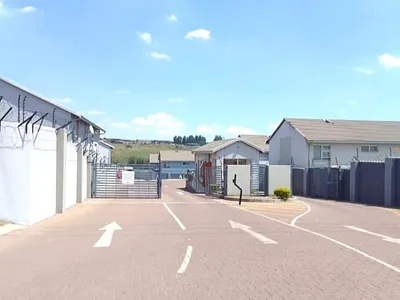 3 Bedroom Townhouse For Sale in Witbank - 0hR9.webp