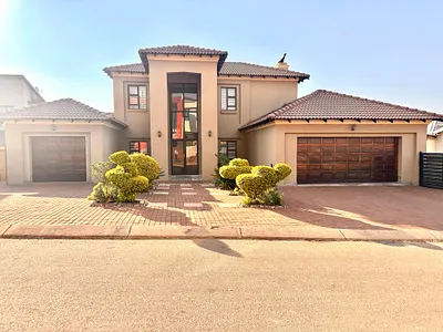 5 Bedroom House For Sale in Akasia - BUqt.webp