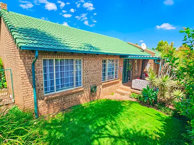 2 Bedroom Townhouse For Sale in Pretoria - TvlL.webp
