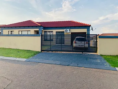 3 Bedroom Townhouse For Sale in Witbank - CZ1B.webp