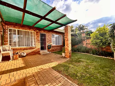 2 Bedroom Townhouse For Sale in Pretoria - MmzR.webp