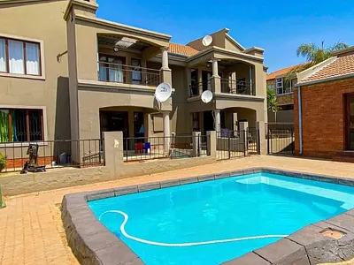 2 Bedroom Apartment For Sale in Roodepoort - uszB.webp