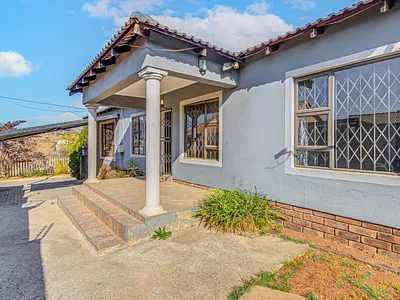 4 Bedroom House For Sale in Roodepoort - img